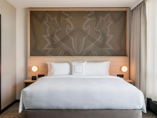 Residence Inn by Marriott Calgary Downtown/Beltline District : photo 1 de la chambre suite 1 chambre avec 1 lit king-size et canapé-lit