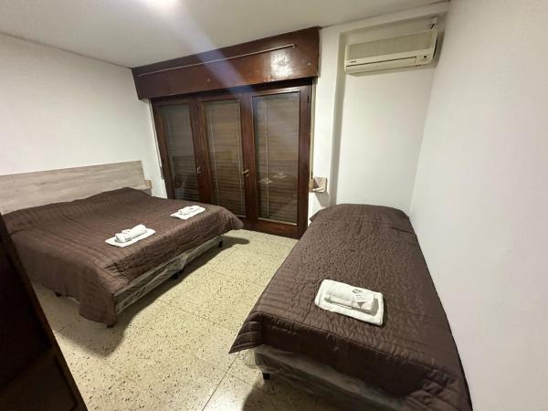 Hostel San Vicente : photo 7 de la chambre chambre double avec balcon (3 adultes)