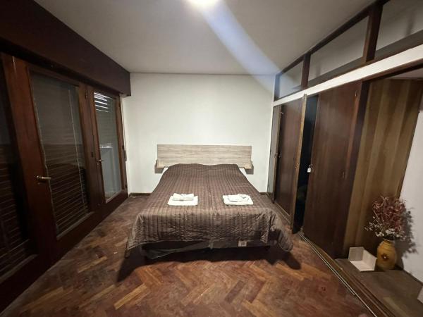 Hostel San Vicente : photo 2 de la chambre chambre double avec balcon (3 adultes)