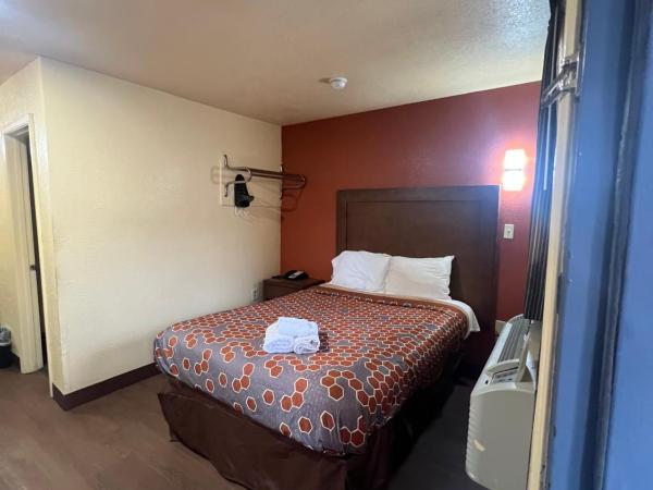 Rodeway Inn & Suites East : photo 4 de la chambre chambre lit queen-size - fumeurs
