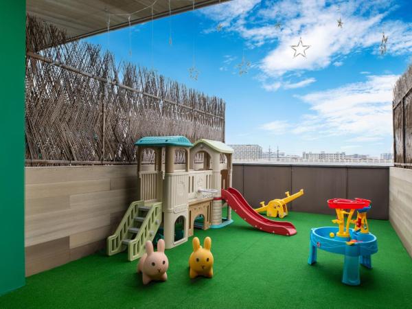 Courtyard by Marriott Shanghai International Tourism and Resorts Zone : photo 3 de la chambre deluxe king room with balcony - forest hut