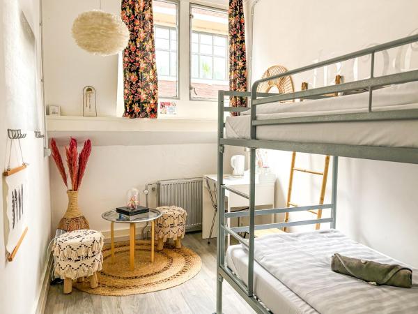 Hostel ROOM Rotterdam : photo 1 de la chambre chambre lits jumeaux avec salle de bains commune