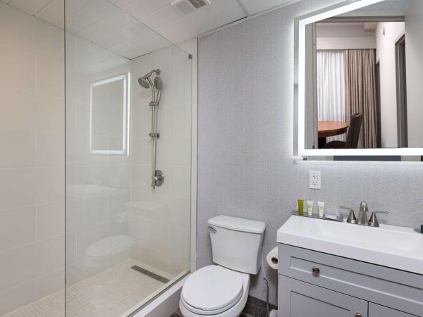 Inn at the Colonnade Baltimore - A DoubleTree by Hilton Hotel : photo 8 de la chambre suite 2 pièces avec lit king-size - non-fumeurs