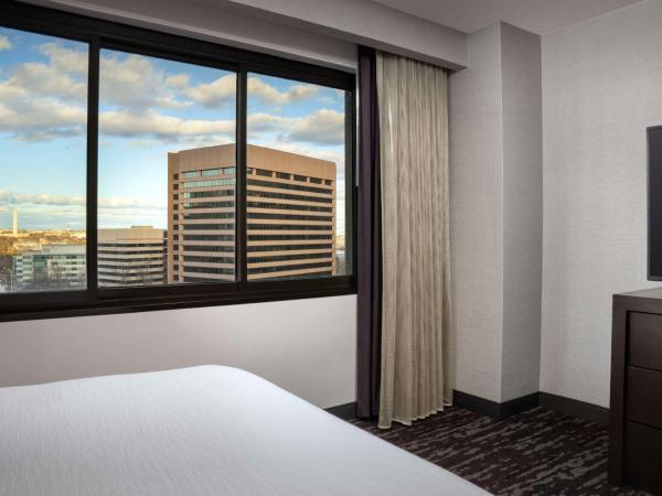 Embassy Suites by Hilton Crystal City National Airport : photo 4 de la chambre suite 2 chambres avec vue