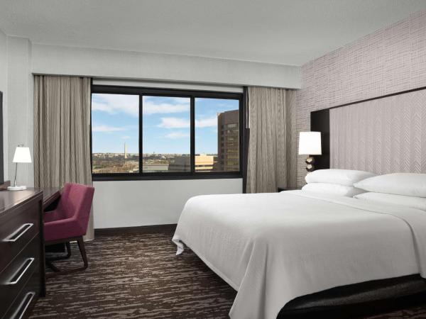 Embassy Suites by Hilton Crystal City National Airport : photo 5 de la chambre one-bedroom king suite with washington monument view