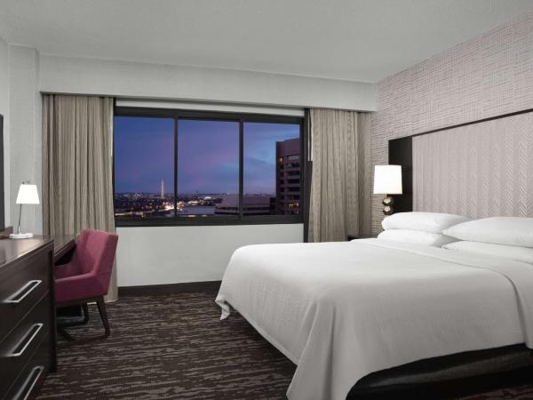 Embassy Suites by Hilton Crystal City National Airport : photo 4 de la chambre one-bedroom king suite with washington monument view