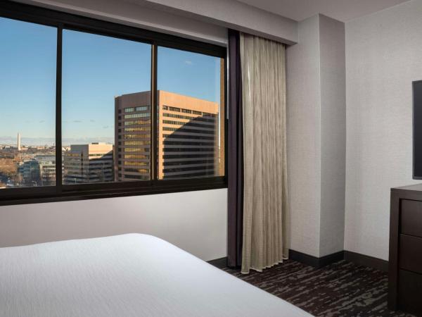 Embassy Suites by Hilton Crystal City National Airport : photo 7 de la chambre suite 2 chambres avec vue