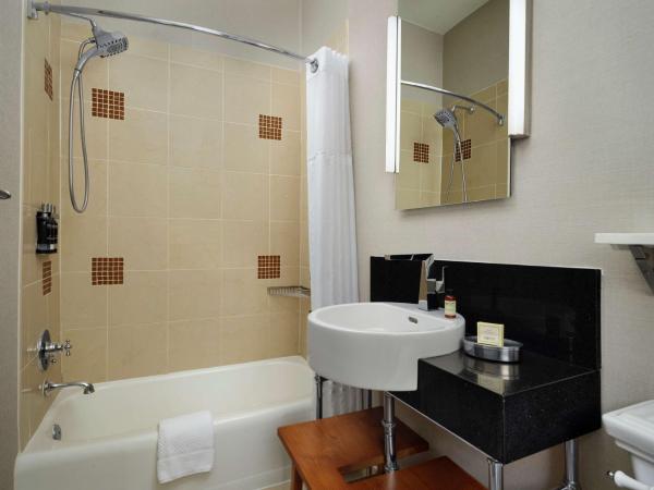 The Barnes San Francisco, Tapestry Collection by Hilton : photo 8 de la chambre chambre lit king-size