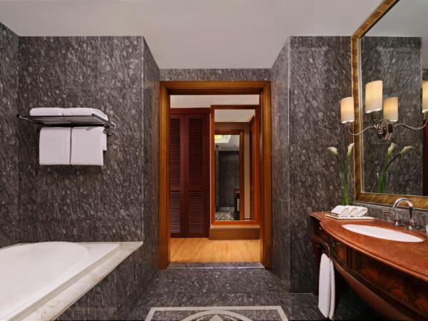 The Ritz-Carlton Jakarta, Mega Kuningan : photo 6 de la chambre suite lit king-size avec accès au salon club - vue sur ville