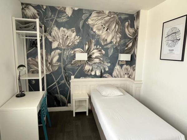 Hôtel Saint Eloi : photo 1 de la chambre chambre simple avec salle de bains commune