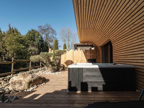 Hôtel Le Parc - La Table de Franck Putelat : photo 1 de la chambre suite junior avec bain à remous extérieur privatif