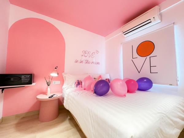 Apple 1 Hotel Gurney : photo 1 de la chambre chambre lit queen-size romantique