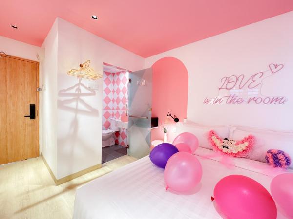 Apple 1 Hotel Gurney : photo 3 de la chambre chambre lit queen-size romantique