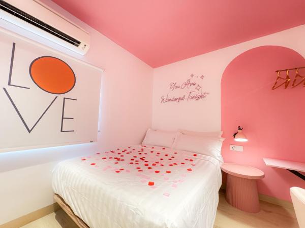 Apple 1 Hotel Gurney : photo 7 de la chambre chambre lit queen-size romantique