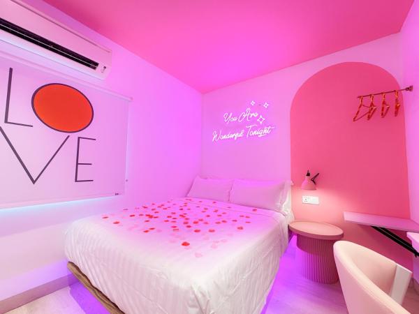 Apple 1 Hotel Gurney : photo 9 de la chambre chambre lit queen-size romantique