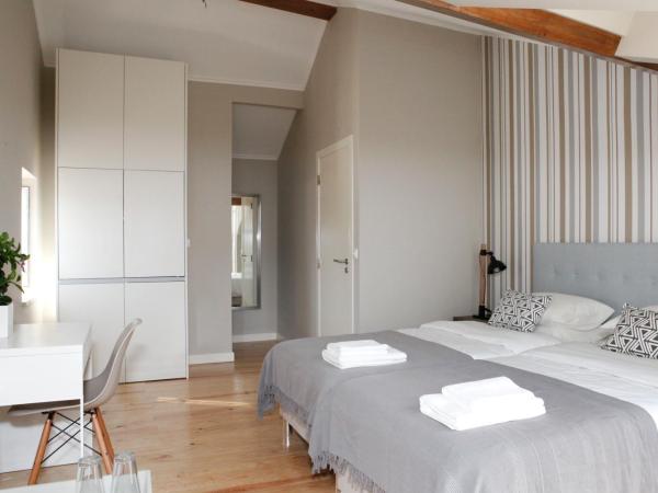 Flores Guest House : photo 4 de la chambre chambre double ou lits jumeaux supérieure avec balcon