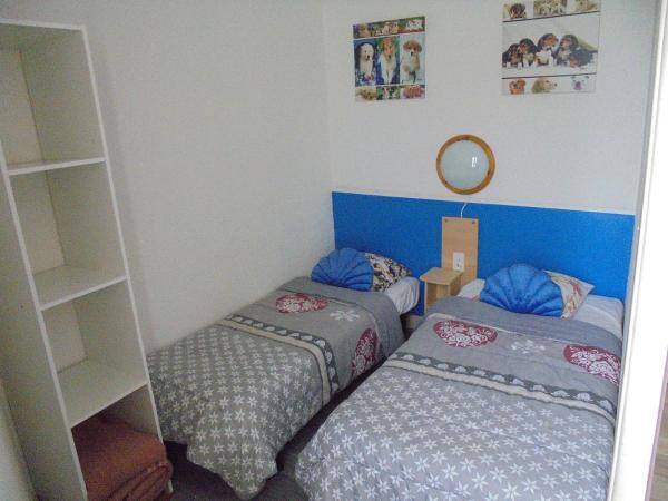 Hotel De La Gare : photo 2 de la chambre chambre familiale (2 adultes + 3 enfants)