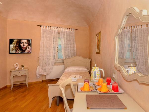Residenza d'Epoca Relais I Miracoli : photo 7 de la chambre chambre triple avec vue