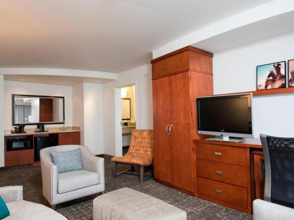 Courtyard by Marriott San Antonio North Stone Oak At Legacy : photo 2 de la chambre suite lit king-size et canapé-lit