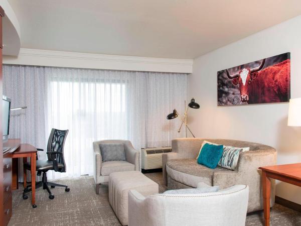 Courtyard by Marriott San Antonio North Stone Oak At Legacy : photo 1 de la chambre suite lit king-size et canapé-lit