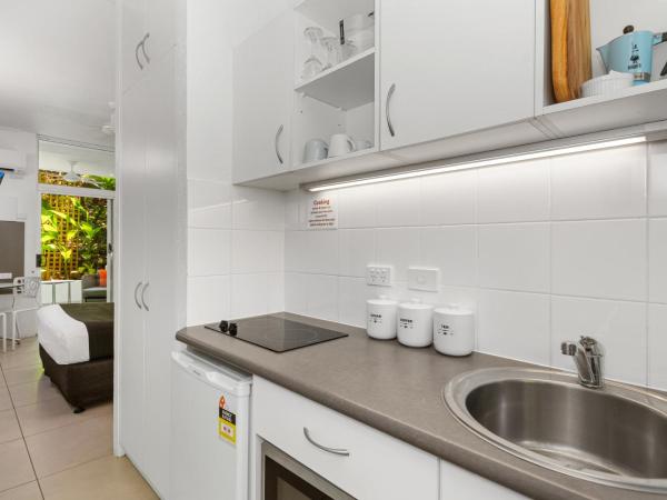 By The Sea Port Douglas : photo 3 de la chambre studio queen avec vue sur le jardin