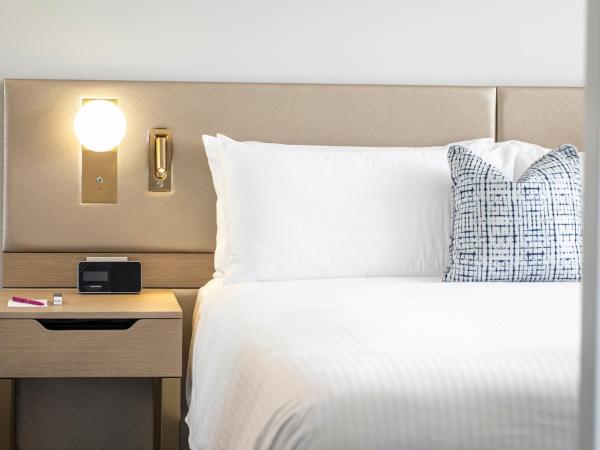 Crowne Plaza Sydney Coogee Beach, an IHG Hotel : photo 2 de la chambre chambre lit king-size - vue sur village