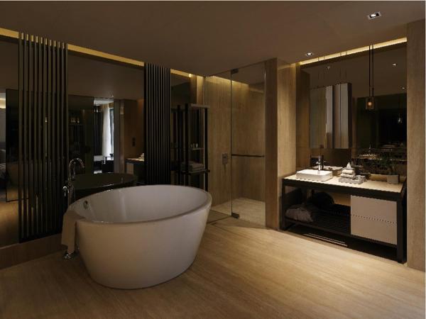 Roseate House New Delhi : photo 4 de la chambre corporate suite with late check-out  till 2 pm, a bottle of wine and 15% discount on all services