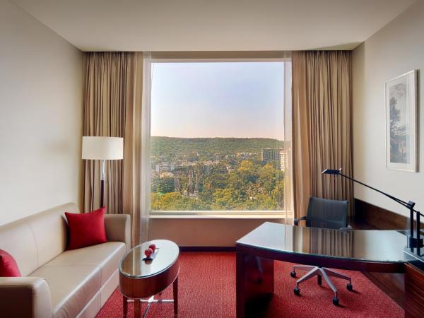 JW Marriott Pune : photo 2 de la chambre chambre lit king-size supérieure avec vue sur la montagne