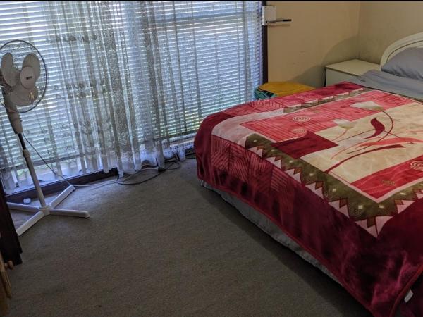 #BIDWILL GARDENS ON MIDDLETON# Private Room King Size Bed OR Open Lounge Room Floor Mattress SHARED Bathroom FREE Kitchen Essentials Fast NBN WIFI HDTV KAYO Sports Youtube FREE Laundry Facilities Transportation and Meal Services Available On Request : photo 3 de la chambre chambre lit king-size standard