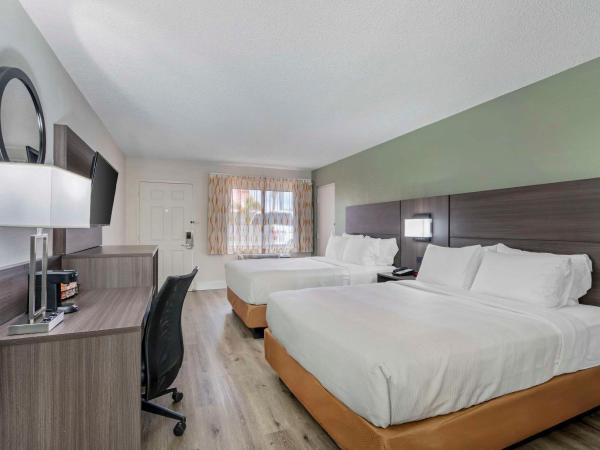 Quality Inn & Suites Orlando East - UCF Area : photo 1 de la chambre double suite with two double beds and sofa - non smoking