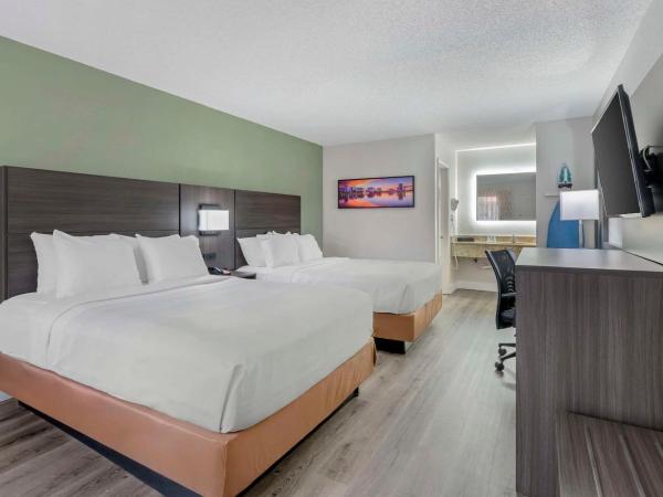 Quality Inn & Suites Orlando East - UCF Area : photo 2 de la chambre double suite with two double beds and sofa - non smoking