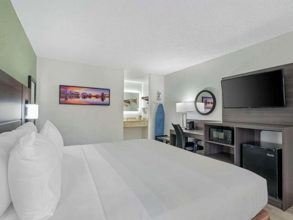 Quality Inn & Suites Orlando East - UCF Area : photo 2 de la chambre suite lit king-size avec canapé - accessible aux personnes à mobilité réduite - non-fumeurs