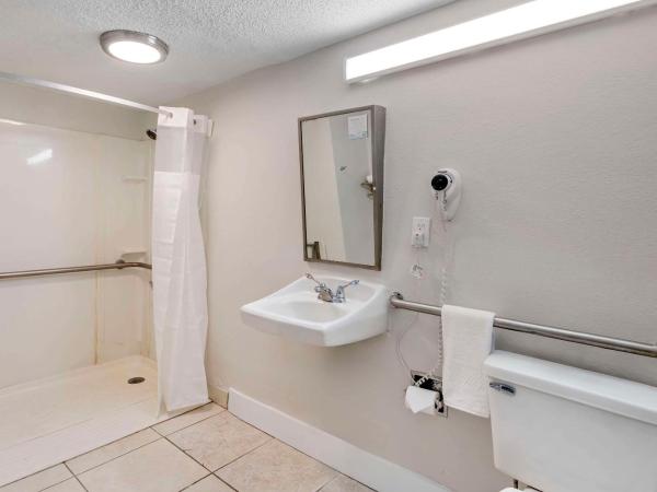 Quality Inn & Suites Orlando East - UCF Area : photo 6 de la chambre suite lit king-size avec canapé - accessible aux personnes à mobilité réduite - non-fumeurs