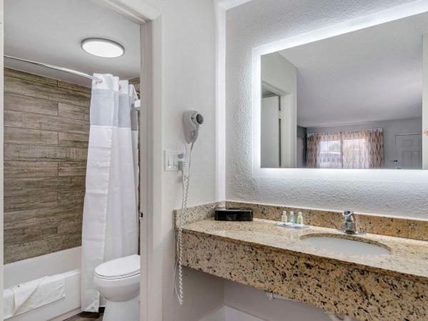 Quality Inn & Suites Orlando East - UCF Area : photo 3 de la chambre suite lit king-size avec canapé - non-fumeurs