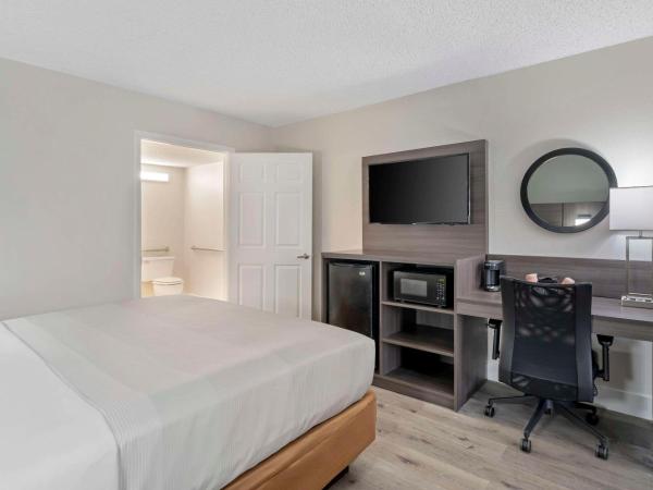 Quality Inn & Suites Orlando East - UCF Area : photo 4 de la chambre suite lit king-size avec canapé - accessible aux personnes à mobilité réduite - non-fumeurs