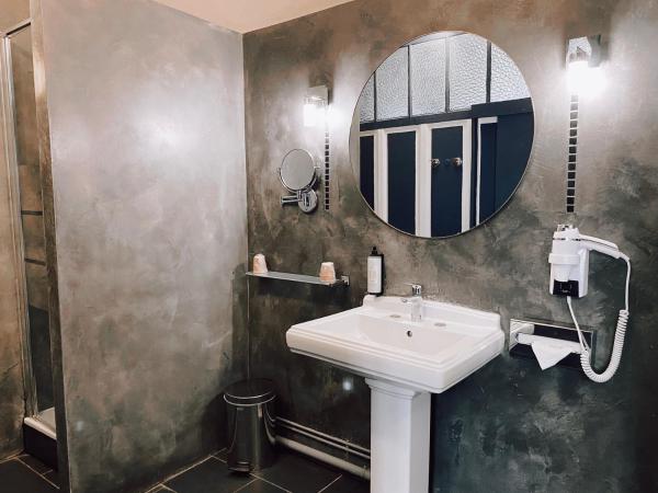 Royal Hôtel : photo 3 de la chambre chambre familiale