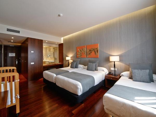 Hotel Carris Marineda : photo 1 de la chambre chambre familiale avec parking