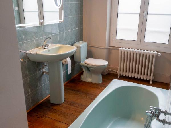 Chez Angelina : photo 8 de la chambre chambre double avec salle de bains privative