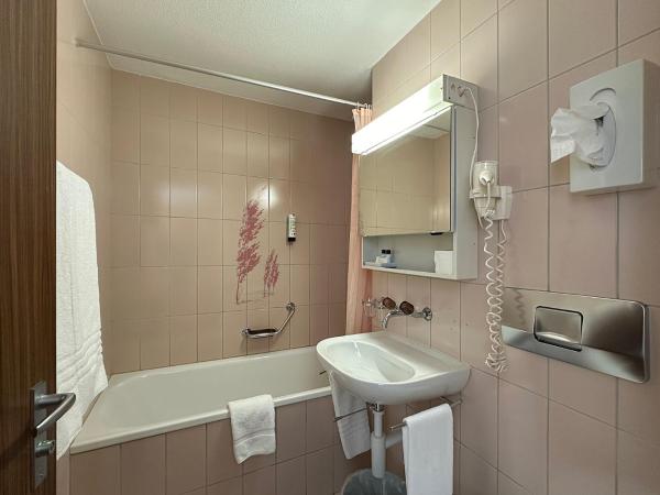 Hotel Chalet Swiss : photo 6 de la chambre chambre familiale (2 adultes + 1 enfant)