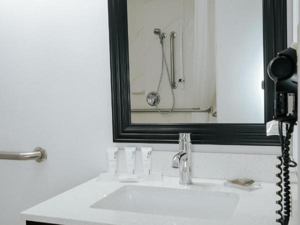 Country Inn & Suites by Radisson, Myrtle Beach, SC : photo 4 de la chambre chambre avec 2 lits queen-size et douche accessible en fauteuil roulant - non-fumeurs