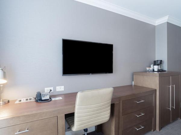 Sandman Hotel Edmonton West : photo 4 de la chambre tower room, 1 king bed, balcony