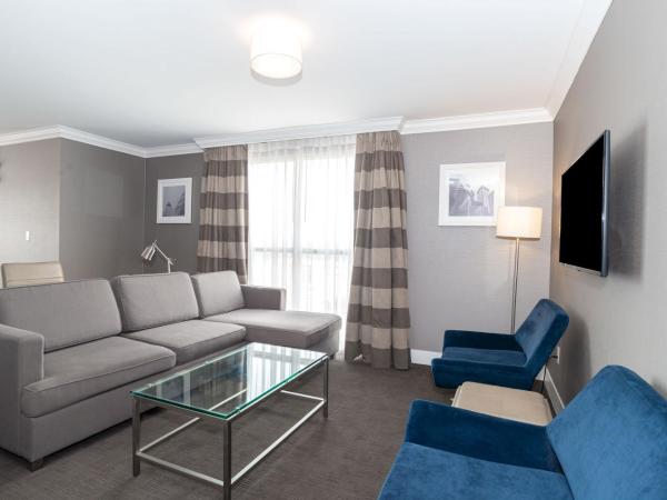 Sandman Hotel Edmonton West : photo 6 de la chambre tower suite, 1 king bed, sofa bed, kitchen, w/d, balcony