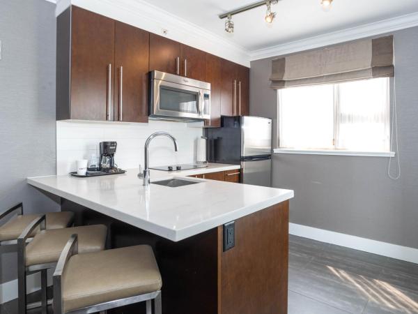 Sandman Hotel Edmonton West : photo 4 de la chambre tower suite, 1 king bed, sofa bed, kitchen, w/d, balcony