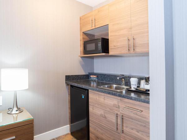 Sandman Hotel Edmonton West : photo 4 de la chambre tower room, 1 king bed, kitchenette
