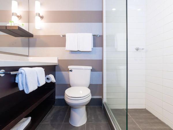 Sandman Hotel Edmonton West : photo 7 de la chambre tower suite, 1 king bed, sofa bed, kitchen, w/d, balcony