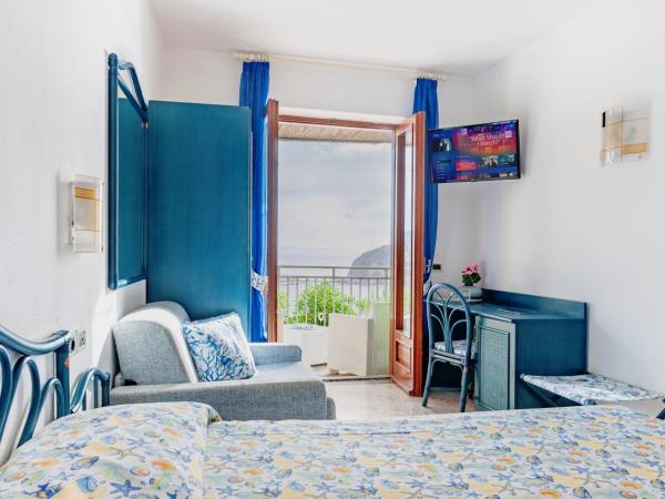 Punta Chiarito Resort : photo 4 de la chambre chambre double supérieure - vue sur mer