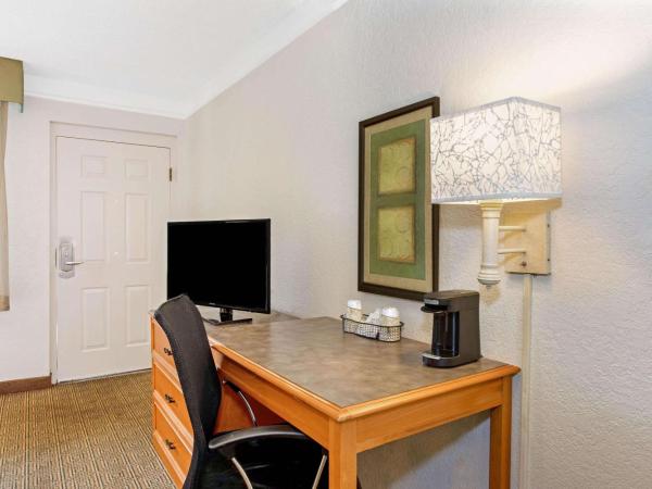 La Quinta Inn by Wyndham Orlando Airport West : photo 1 de la chambre chambre lit king-size - accessible aux personnes à mobilité réduite