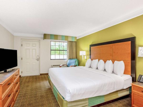 La Quinta Inn by Wyndham Orlando Airport West : photo 2 de la chambre chambre lit king-size