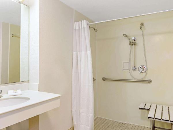 La Quinta Inn by Wyndham Orlando Airport West : photo 4 de la chambre chambre lit king-size - accessible aux personnes à mobilité réduite