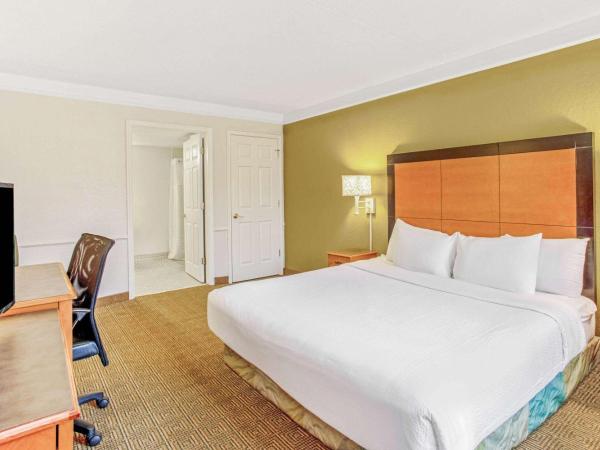 La Quinta Inn by Wyndham Orlando Airport West : photo 5 de la chambre chambre lit king-size - accessible aux personnes à mobilité réduite